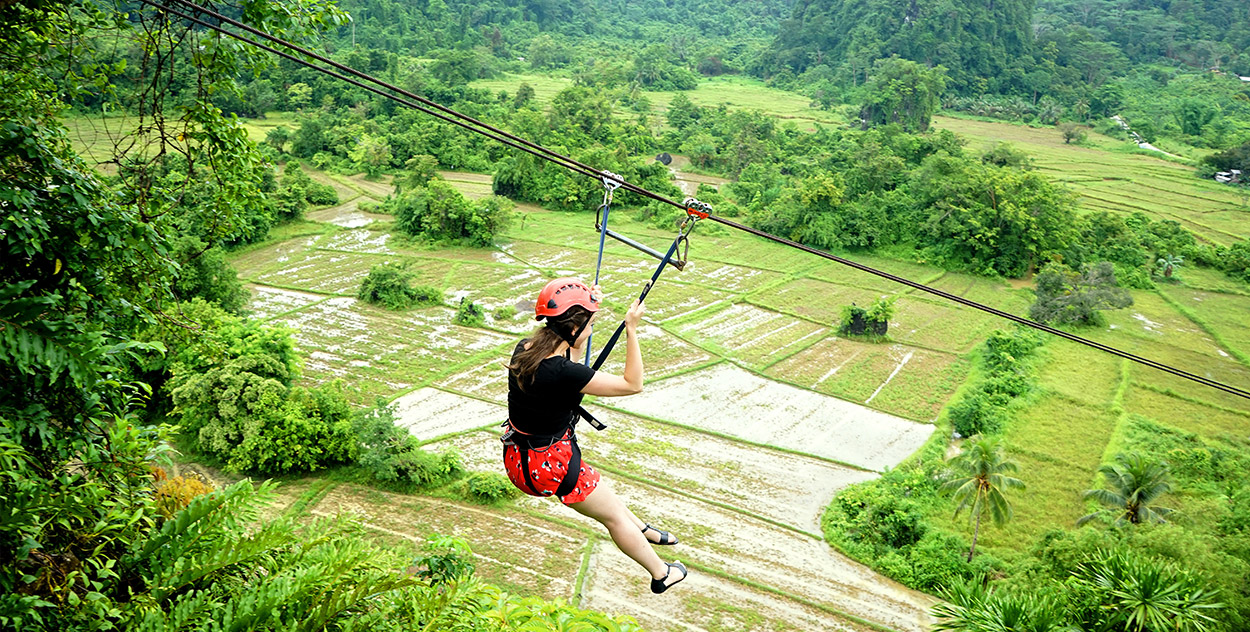 於《乌攻探险场》体验zip line滑索,享受当空中飞人的刺激与快感.